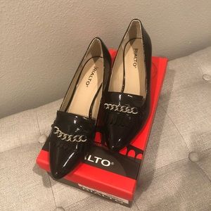 Rialto Black/Patent Loafers with Chain Detail sz 7